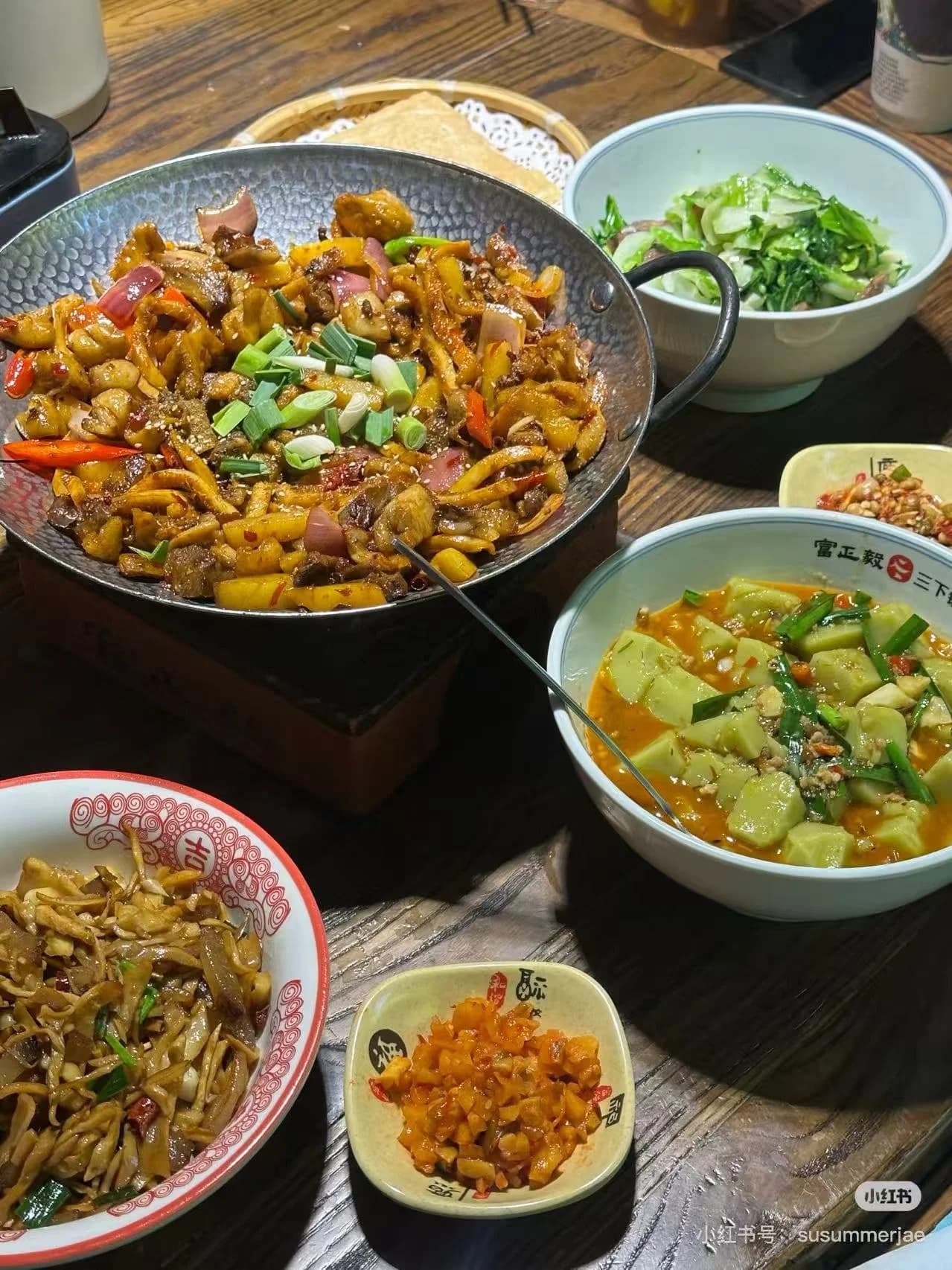 How to Experience Tujia Food and Culture in Zhangjiajie?